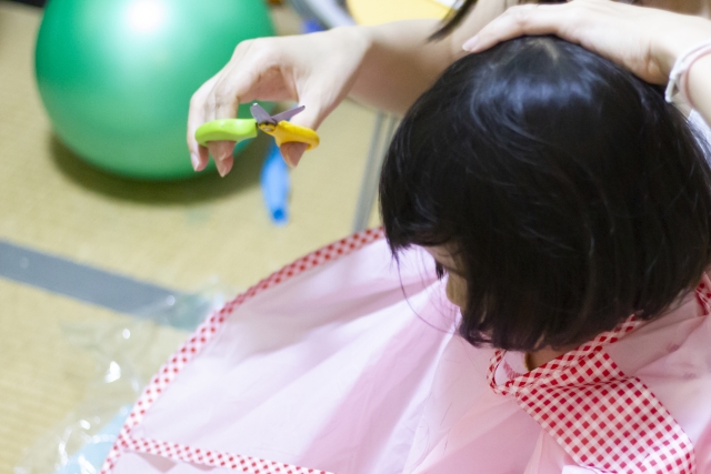 1歳児セルフヘアカット 失敗しない方法を男の子 女の子別に解説 子育てメディア Memorico