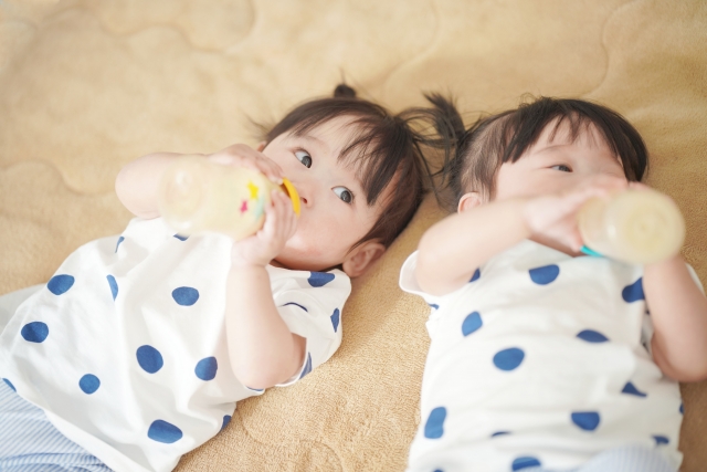 双子の授乳方法は3パターン！それぞれのメリットとデメリットを紹介