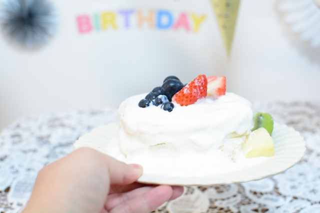 【1歳の誕生日】SNSで話題のスマッシュケーキとは？不器用ママでも作れるおしゃれなレシピも紹介
