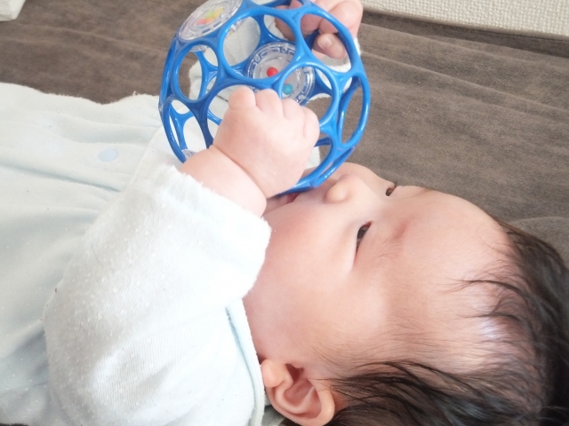 生後3〜5ヶ月のおもちゃは月齢に応じてステップアップさせて