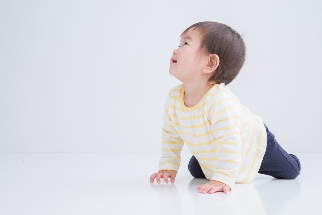 なかなかつかまり立ちしない赤ちゃんに練習は必要？
