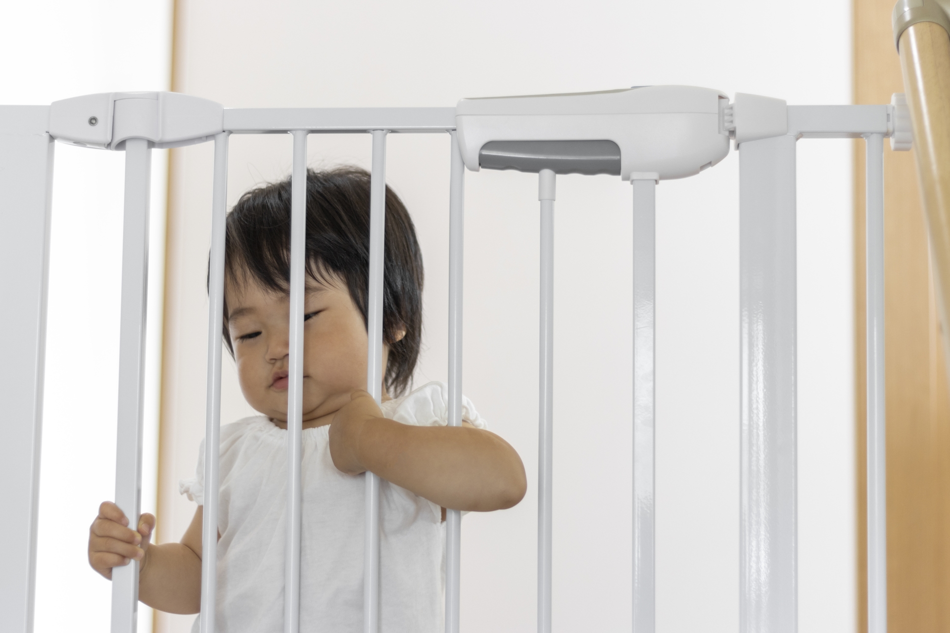キッチンにベビーゲートは必要？設置のメリットやおすすめアイテムを紹介